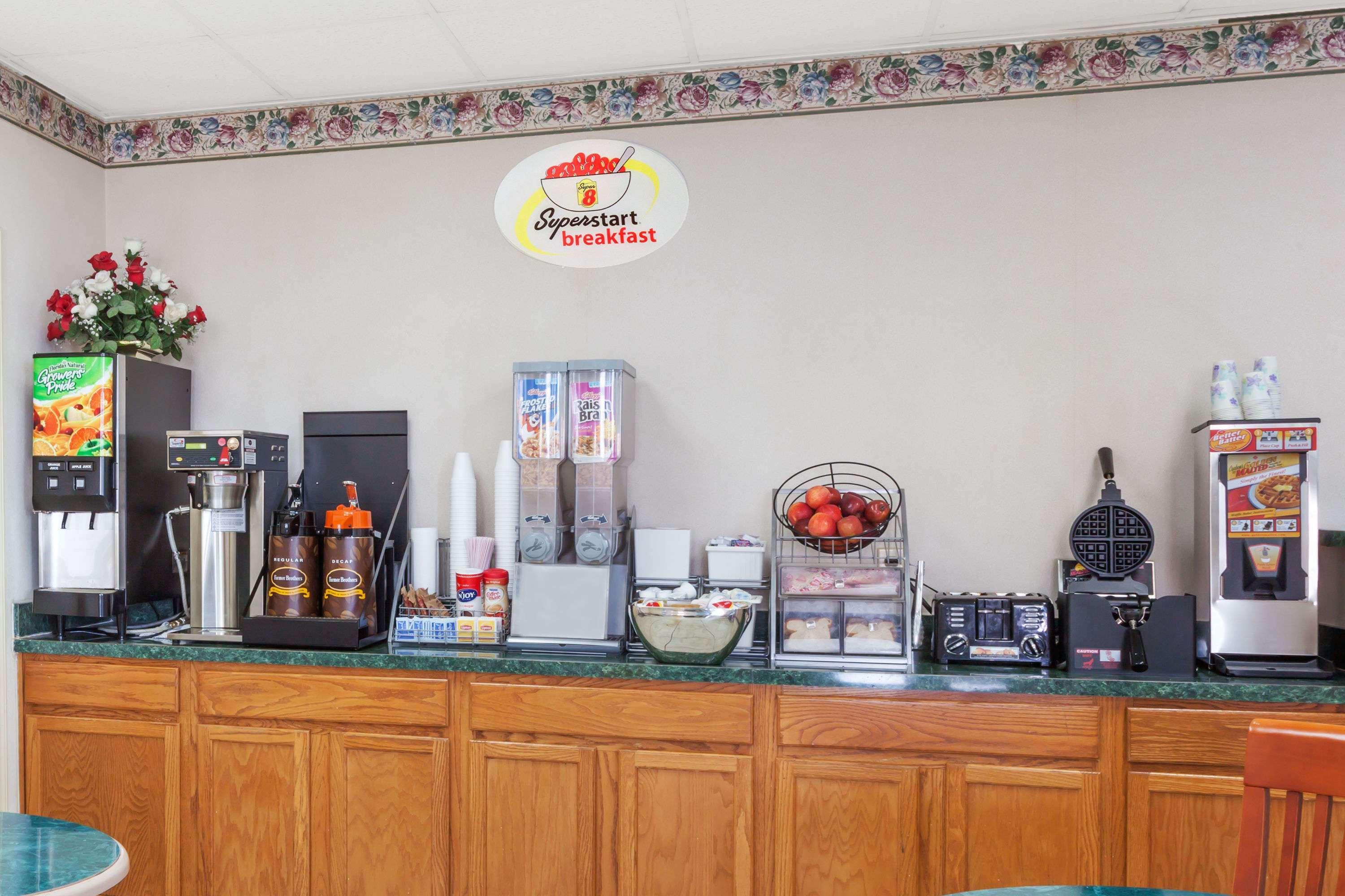 Super 8 By Wyndham Manassas Hotell Exteriör bild