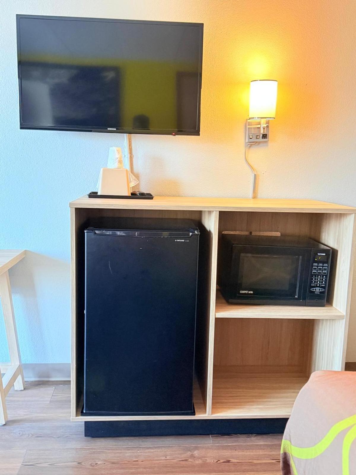 Super 8 By Wyndham Manassas Hotell Exteriör bild