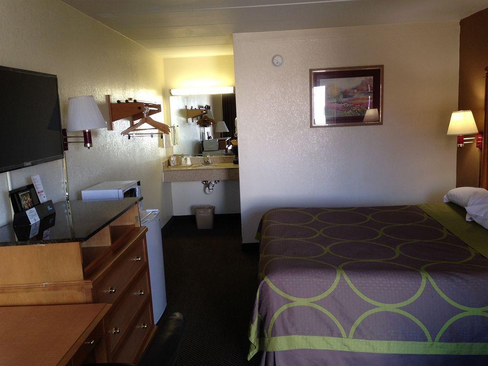Super 8 By Wyndham Manassas Hotell Exteriör bild